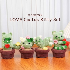 Pode incluir: Um conjunto de quatro gatinhos cactos de crochê em vasos marrons. Os gatinhos são verdes com detalhes brancos e rosa, alguns segurando corações vermelhos. O texto "PDF PATTERN LOVE Cactus Kitty Set" está no topo.