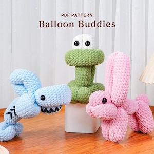 Può includere: Foto di tre giocattoli di animali a palloncino all'uncinetto. Vengono mostrati uno squalo blu, un fungo verde e bianco e un coniglietto rosa. Il testo "PDF PATTERN Balloon Buddies" è nella parte superiore dell'immagine.