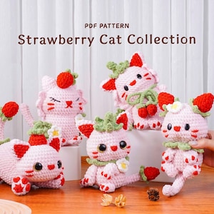 Może przedstawiać: Kolekcja różowych szydełkowych figurek kotów z truskawkowymi akcentami. Każdy kot ma truskawkę na głowie i zielone liście. Widoczny jest tekst "PDF PATTERN Strawberry Cat Collection".