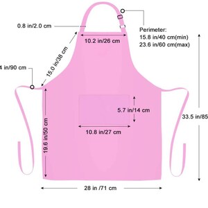 Może przedstawiać: Jasnor&oacute;żowy fartuch z kieszenią, regulowanym paskiem na szyję i wiązaniami w talii. Fartuch ma 71 cm szerokości i 85 cm długości. Kieszeń ma 27 cm szerokości i 14 cm wysokości.