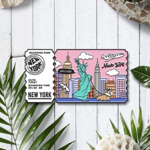 Könnte beinhalten: Ein farbenfrohes New York City Boarding Pass Design. Die Illustration zeigt die Freiheitsstatue, die Skyline der Stadt und einen Corgi-Hund. Der Text enthält "New York", "Welcome" und "Boarding Pass".