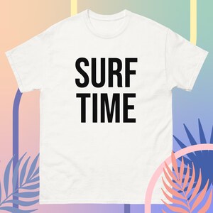 SURF TIME T-Shirt - Lustiges weißes Unisex T-Shirt für Surfer und Strandliebhaber
