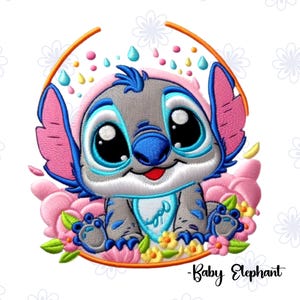 Puede incluir: Diseño bordado de un personaje de dibujos animados con ojos grandes, pelaje azul y gris y orejas rosas, rodeado de flores rosas y amarillas. El personaje está dentro de un círculo dorado con gotas de colores. El texto "Baby Elephant" está debajo.