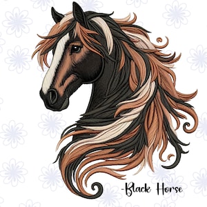 Könnte beinhalten: Gesticktes Bild eines Pferdekopfes und -halses mit schwarzem Fell, einem weißen Streifen auf der Nase und einer fließenden Mähne in Braun- und Beigetönen. Der Text "-Black Horse" befindet sich unten.