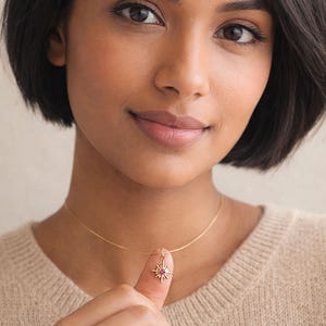 Op maat gemaakte North Star-ketting van QueenBee • Robijn geboortesteen sterhanger • Verfijnd 14-karaats gouden hemels sieraad • Cadeau voor je vriendin • ST07