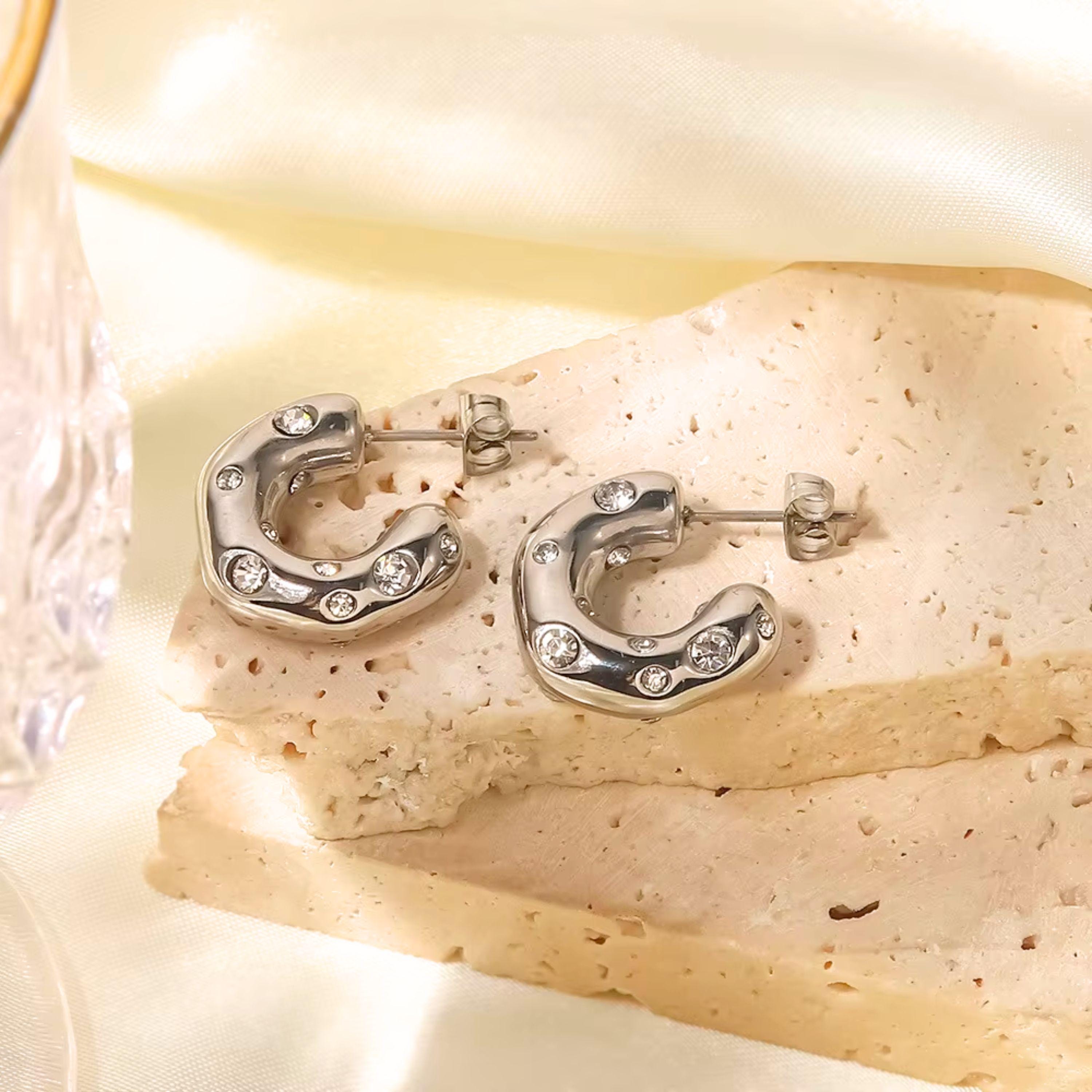 Orecchino elegante a cerchio con zirconi | Rose Soleil