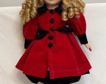 Muñeca de porcelana vintage, rubia, con rizos banana, 40 cm de altura, con traje de ante rojo y negro.