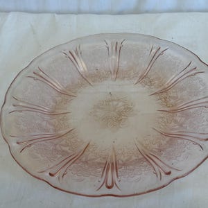 Plato vintage Jeanette Cherry Blossom de vidrio rosa con efecto depresión. 23 cm