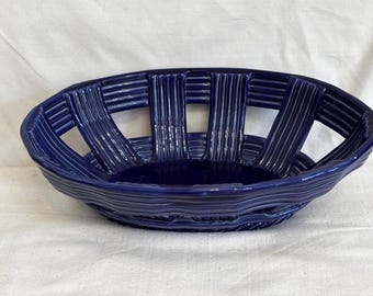 Cesta de cerámica Berardos, azul cobalto, diseño de celosía tejida, hecha en Portugal.
