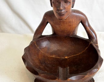 Cenicero antiguo de madera tallada a mano con forma de sombrero de coolie filipino.