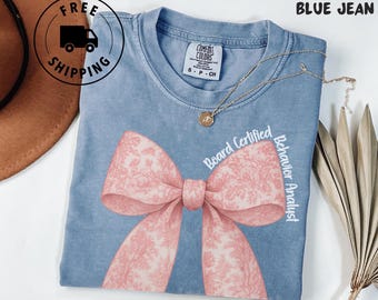 Camiseta Coquette BCBA Comfort Colors®, camiseta con lazo de analista de conducta certificada, camiseta de terapeuta Toile de Jouy, regalo de terapeuta ABA para ella