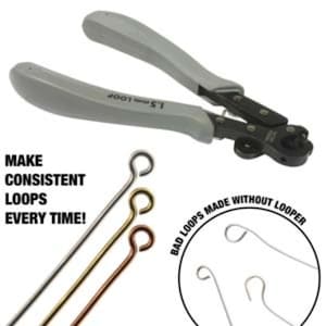Puede incluir: Una herramienta para hacer bucles de alambre gris y negro con mangos grises. El texto "1.5mm LOOP" está impreso en el mango. La imagen también muestra bucles de alambre plateados, dorados y cobrizos, y el texto "MAKE CONSISTENT LOOPS EVERY TIME!"
