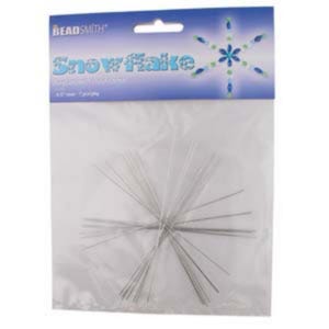 Puede incluir: Un paquete de alambres plateados para manualidades con forma de copo de nieve. El paquete tiene un encabezado azul con la palabra "Snowflake" y el logotipo de Beadsmith. Los alambres están dentro de una bolsa de plástico transparente.