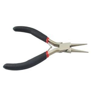 Peut inclure: Une paire de pinces noires et argentées avec des accents rouges. Les pinces ont des poignées en caoutchouc noir et sont conçues pour la fabrication de bijoux.