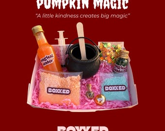 Könnte beinhalten: Ein Bastelset mit der Aufschrift PUMPKIN MAGIC und A little kindness creates big magic, bestehend aus einem schwarzen Kessel, einem Holzrührer, einer Spritze, zwei Flaschen mit magischem Wasser, zwei Beuteln BOXXED-Pulver, einem Fläschchen, einer goldenen Kugel und Pailletten.