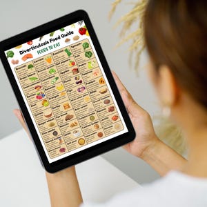 Op de afbeelding: Een digitale tablet toont een "Diverticulose Voedingsgids" met een lijst van voedingsmiddelen om te eten, waaronder fruit, groenten en granen. De gids bevat kleurrijke illustraties van verschillende voedingsmiddelen.