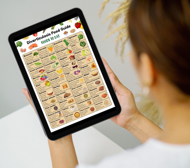 Op de afbeelding: Een digitale tablet toont een "Diverticulose Voedingsgids" met een lijst van voedingsmiddelen om te eten, waaronder fruit, groenten en granen. De gids bevat kleurrijke illustraties van verschillende voedingsmiddelen.