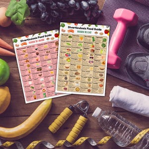 Op de afbeelding: Twee gedrukte gidsen getiteld "Diverticulosis Food Guide" met lijsten van voedingsmiddelen om te eten en te vermijden. De afbeelding bevat een roze halter, hardloopschoenen, een waterfles en diverse groenten en fruit, wat wijst op een gezondheids- en welzijnsthema.