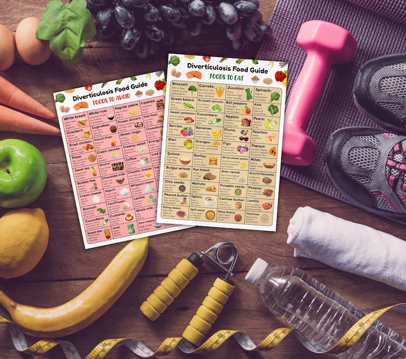 Op de afbeelding: Twee gedrukte gidsen getiteld "Diverticulosis Food Guide" met lijsten van voedingsmiddelen om te eten en te vermijden. De afbeelding bevat een roze halter, hardloopschoenen, een waterfles en diverse groenten en fruit, wat wijst op een gezondheids- en welzijnsthema.