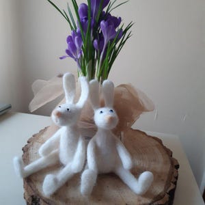 Lièvre en laine feutrée - Adorable décoration faite main (gris, blanc)
