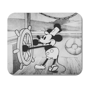 Puede incluir: Imagen en blanco y negro de dibujos animados de Mickey Mouse vestido de marinero, dirigiendo el timón de un barco.