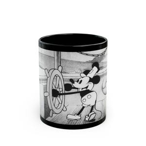 TAZZA in ceramica ~ Steamboat Willie Topolino 11oz o 15oz Nero Beach House Boat Capitano Cucina Ufficio Divertente Vintage 1929 Disney Cartoon