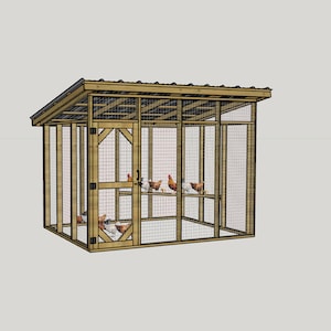 Può includere: Un pollaio in legno con tetto spiovente e lati in rete metallica. Diversi polli sono all'interno del pollaio, alcuni appollaiati su una trave di legno. Il pollaio ha una porta ed è costruito con intelaiatura in legno.