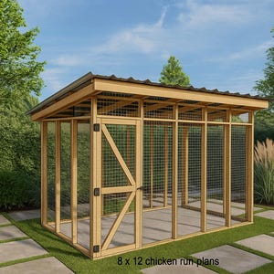 Puede incluir: Un gallinero de madera con techo de metal, situado sobre una zona de césped con losas de piedra. La estructura presenta paredes de malla metálica y una puerta con soporte diagonal. El texto en la parte inferior dice "8 x 12 chicken run plans."