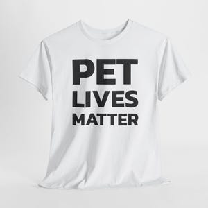Puede incluir: Camiseta blanca con texto negro que dice "PET LIVES MATTER".