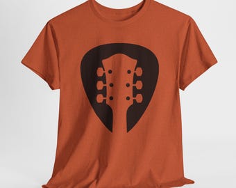 Könnte beinhalten: Ein orangefarbenes T-Shirt mit einem schwarzen Grafikdruck in Form eines Gitarren-Plektrums. Die Grafik zeigt eine schwarze Silhouette eines Gitarrenkopfes mit sechs Stimmwirbeln.