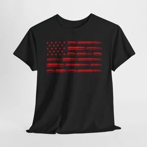 Peut inclure: T-shirt noir avec un motif de drapeau américain rouge fait de douilles de balles.