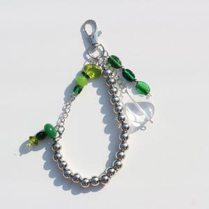 Llavero de cuentas de vidrio verde hecho a mano: dije para bolso con cadena de bolas plateadas