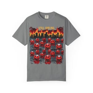 T-shirt met smeltende smiley-horror, druipend rood grunge-shirt, griezelige stedelijke streetwear, nog steeds lachend grafisch shirt