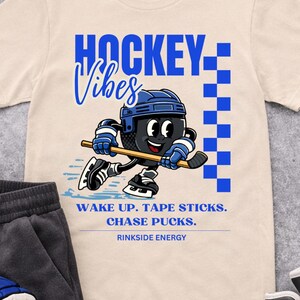 Youth Hockey Vibes-T-shirt, Wake Up Tape Sticks Chase Pucks, Rink Life-shirt afbeelding 4