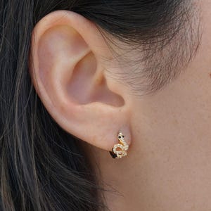 Pequeños pendientes de aro con forma de serpiente bañados en oro de 18 quilates y adornados con circonitas, modelo Esna