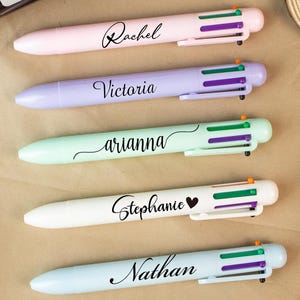 Personalisierter Name Farbiger Kugelschreiber 6 in 1, Farbiger Clip Tintenstift, Benutzerdefinierter Stift für Lehrer, Schüler, Geschenke für Sie, Büro, Schulbedarf