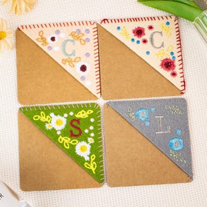 Marcapáginas de fieltro bordado a mano, regalo para lectores, marcapáginas de esquina bordado personalizado, marcapáginas de esquina con 26 letras de la A a la Z