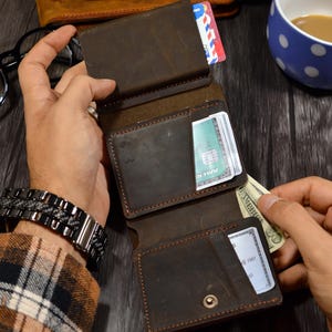 Cartera de cuero personalizada de tres pliegues para hombre, tarjetero y monedero desplegable de cuero grabado, regalo de cartera de cuero personalizada para papá y esposo.