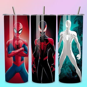 Puede incluir: Tres vasos de acero inoxidable con dise&ntilde;os de superh&eacute;roes. El primer vaso presenta a Spider-Man con un traje rojo y azul. El segundo vaso tiene un dise&ntilde;o de Spider-Man negro y rojo. El tercer vaso tiene un dise&ntilde;o de Spider-Man blanco.