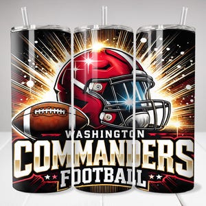 Puede incluir: Un vaso de acero inoxidable con un diseño negro y rojo que presenta un casco de fútbol americano, un balón de fútbol y las palabras "Washington Commanders Football".