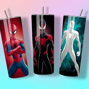 Puede incluir: Tres vasos de acero inoxidable con dise&ntilde;os de Spider-Man. Uno presenta a Spider-Man en rojo y azul, otro en negro y rojo, y el tercero en blanco sobre un fondo verde. Cada uno tiene una pajita plateada.