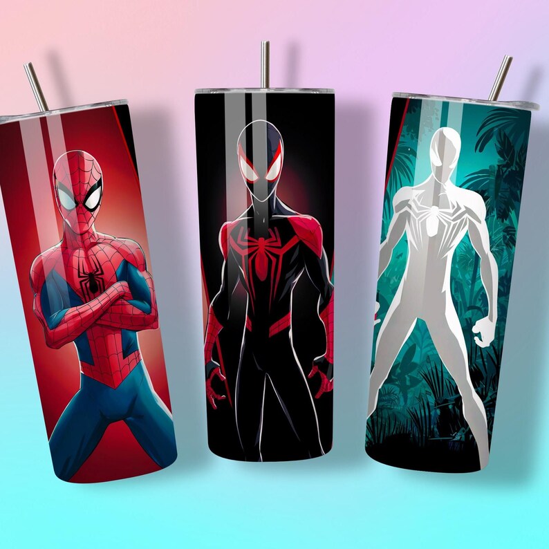 Puede incluir: Tres vasos de acero inoxidable con dise&ntilde;os de Spider-Man. Uno presenta a Spider-Man en rojo y azul, otro en negro y rojo, y el tercero en blanco sobre un fondo verde. Cada uno tiene una pajita plateada.