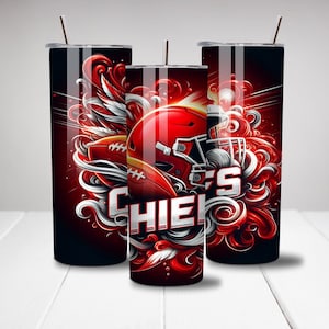 Op de afbeelding: Een zwarte en rode tumbler met een voetbalhelm en een voetbalontwerp. De tumbler heeft het woord "Chief's" erop.