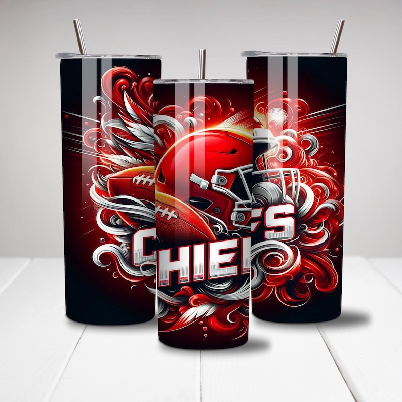 Op de afbeelding: Een zwarte en rode tumbler met een voetbalhelm en een voetbalontwerp. De tumbler heeft het woord "Chief's" erop.