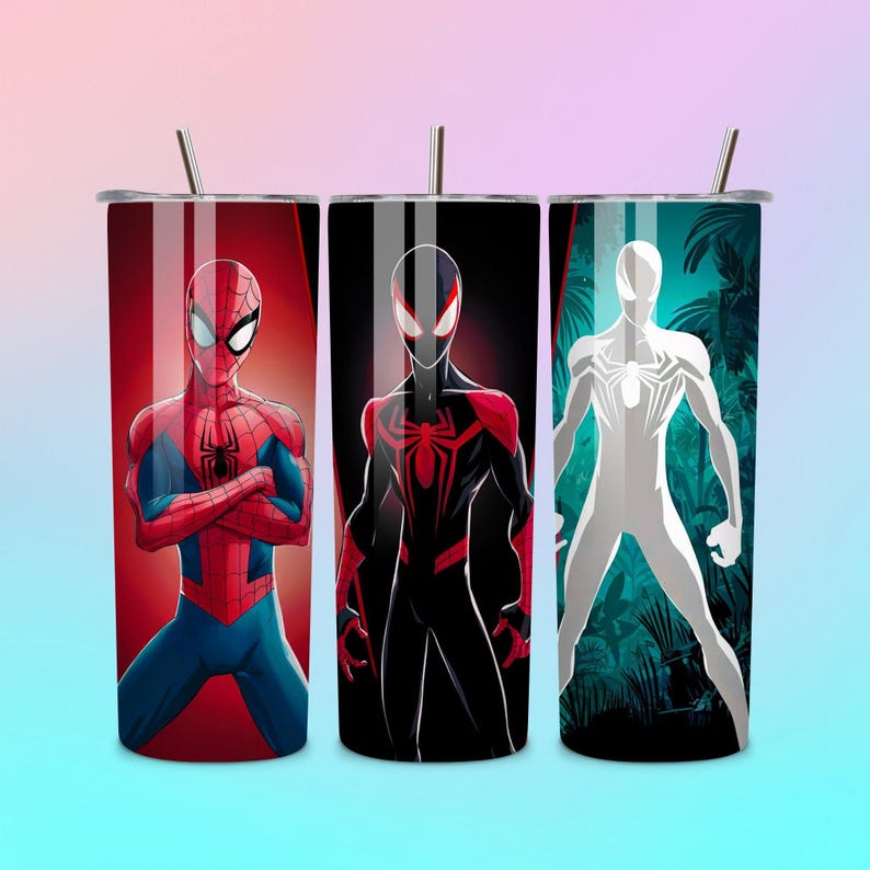 Puede incluir: Tres vasos de acero inoxidable con dise&ntilde;os de superh&eacute;roes. El primer vaso presenta a Spider-Man con un traje rojo y azul. El segundo vaso tiene un dise&ntilde;o de Spider-Man negro y rojo. El tercer vaso tiene un dise&ntilde;o de Spider-Man blanco.