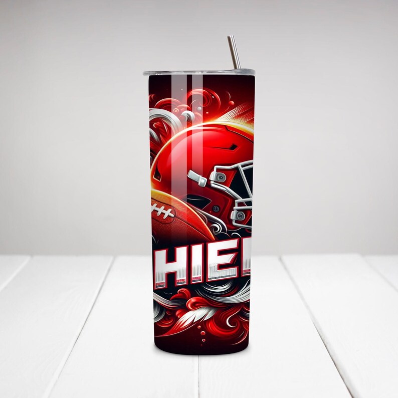 Op de afbeelding: Een rode en zwarte roestvrijstalen tumbler met een voetbalhelm en een voetbalafbeelding. De tumbler heeft een wit ontwerp met de tekst "CHIEF" erop.