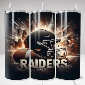 Könnte beinhalten: Ein schwarzer und brauner Edelstahlbecher mit einem Footballhelm, einem Football und dem Wort "RAIDERS" darauf gedruckt. Der Hintergrund ist eine Skyline einer Stadt mit einem Lichteffekt.
