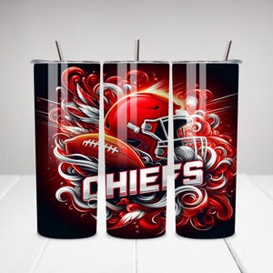 Op de afbeelding: Drie roestvrijstalen bekers met een rood, wit en zwart ontwerp met een voetbalhelm, een voetbal en het woord "CHIEFS".
