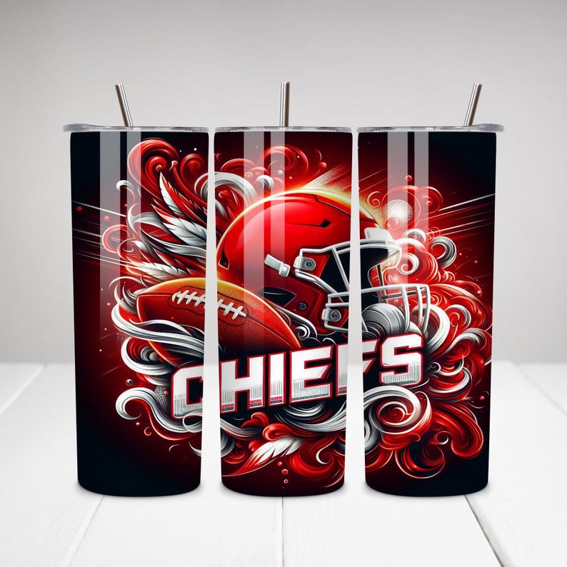 Op de afbeelding: Drie roestvrijstalen bekers met een rood, wit en zwart ontwerp met een voetbalhelm, een voetbal en het woord "CHIEFS".