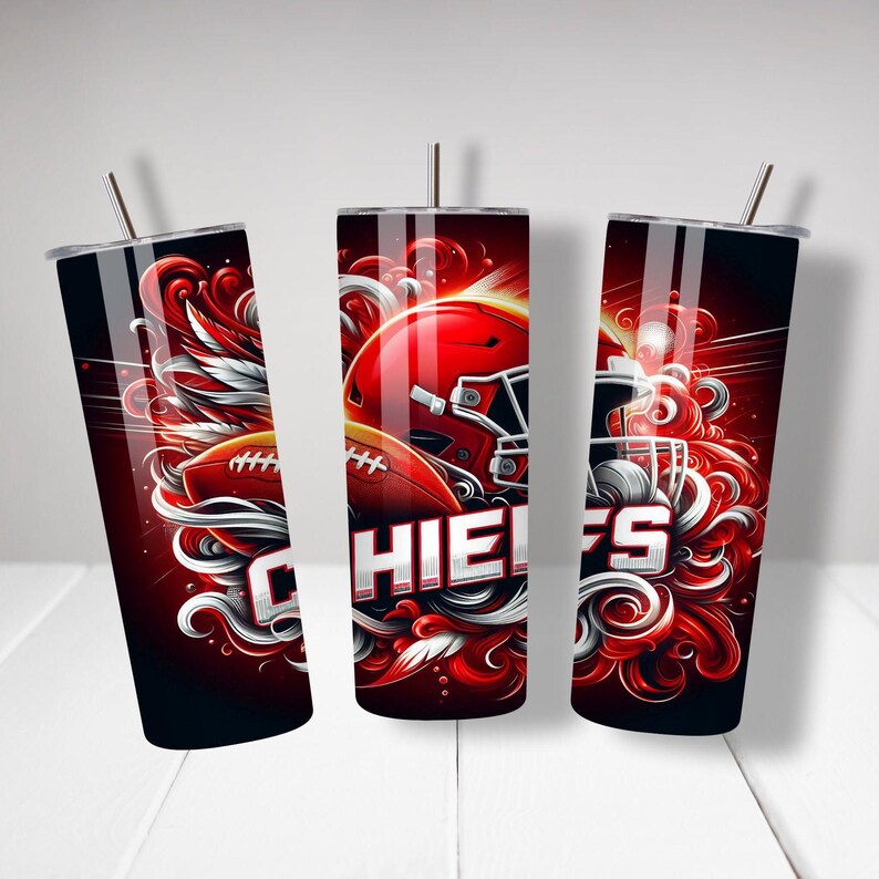 Op de afbeelding: Drie rode en zwarte roestvrijstalen bekers met een voetbalhelm en een voetbalontwerp. De bekers hebben het woord "Chiefs" erop gedrukt.